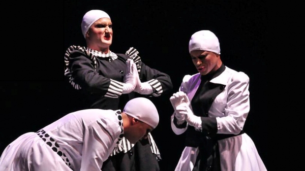 Três homens interpretam papeis de solteironas cheias de pudor, defensoras da moral e dos bons costumes (Divulgação).