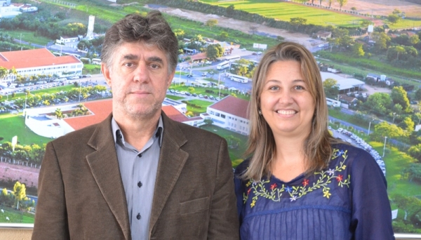 Diretor geral, Márcio Cardim nomeou a profa. Márcia Zilioli Bellini para a coordenação de Engenharia de Alimentos (Foto: Priscila Caldeira).