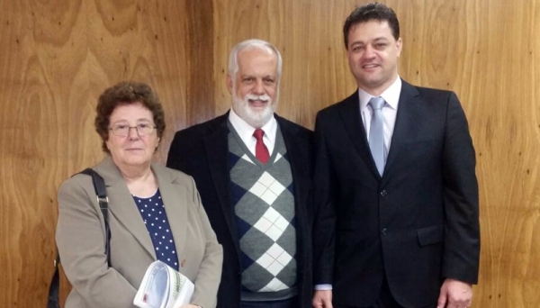 Prof.ª Pós-Dra. Bernardete Angelina Gatti e Prof. Francisco Antônio Poli, respectivamente presidente e vice-presidente do CEE, com o Prof. Dr. Wendel Cleber Soares, diretor da UniFAI (Foto: Central UniFAI de Comunicação).