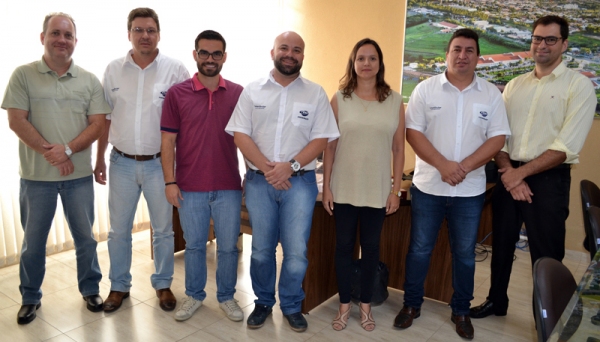 Prof. Dr. José Luiz Vieira de Oliveira (ao centro) assumiu oficialmente a direção geral da UniFAI nesta quinta-feira, 5 (Foto: UniFAI).