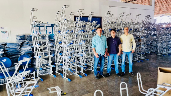 Reitor e o diretor da divisao administrativa e reitor da FAI reunidos no recebimento dos primeiros lotes (Acervo Pessoal).