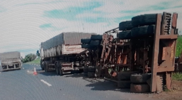 Carreta tombou na SP-294, derrubando carga de milho pelo acostamento (Reprodução/Tupã Notícias).