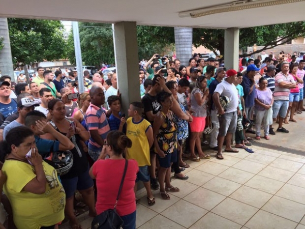 População se aglomera nas proximidades da Delegacia de Polícia de Rancharia, com a notícia da prisão do suspeito (Foto: Cedida/Deinter 8).