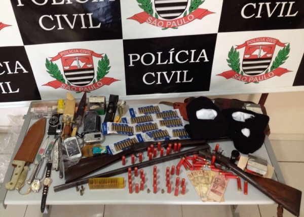 Armas e munições foram também foram apreendidas, e autores presos pela Polícia Civil (Foto: Deinter 8).