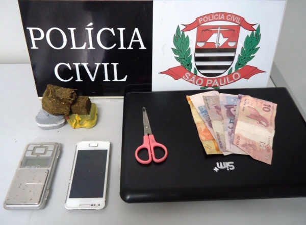 Maconha (180 gramas), dinheiro e outros objetos encontrados na operação policial (Foto: Deinter 8/Cedida).