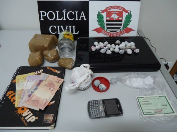 Tijolos de maconha e droga fracionada para venda foram encontrados pela DISE, com a prisão de mulher de 30 anos (Foto: Cedida/Deiner).