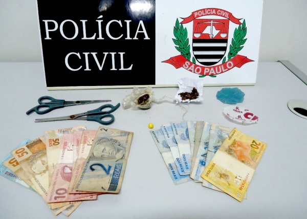 Polícia Civil prendeu pai e filho por tráfico de drogas, após recebimento de denúncia anônima (Foto: Cedida/Deinter 8).