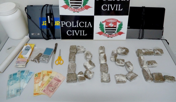 Foram encontrados 27 pequenos tijolos de maconha envoltos em filme plástico, em república de estudantes (Foto: Cedida/Deinter 8)