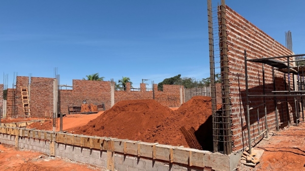 Uma das obras em andamento é na rua Osvaldo Cruz, esquina da Praça Élio Micheloni, onde está sendo erguida a nova agência do Sicredi, em Adamantina (Foto: Siga Mais).