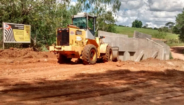 Aterro permite atingir finalização das obras da ponte sobre o Córrego do Rancho (Foto: Assessoria de Imprensa).