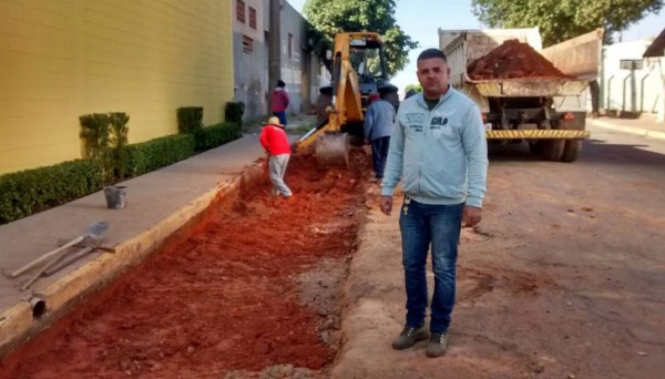 Welington Rodrigo Zerbini, secretário municipal de obras de Adamantina, acompanha execução de melhorias em via pública, fruto de parceria entre a Prefeitura e a iniciativa privada (Foto: Assessoria de Imprensa).