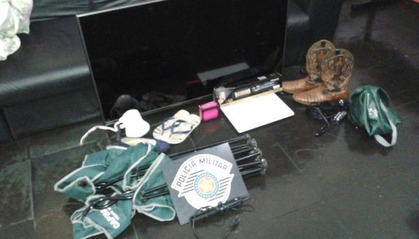 Objetos seriam levados do imóvel pelos menores, que foram flagrados pela Polícia Militar. Um terceiro, receptor, também foi autuado (Foto: Cedida/Polícia Militar).
