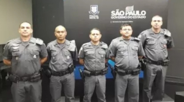 Policiais militares de Osvaldo Cruz na manhã desta segunda-feira (9), no Palácio dos Bandeirantes, em São Paulo (Reprodução/OCnet).