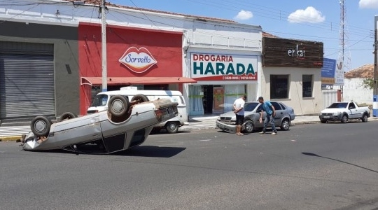 Acidente levou ao capotamento do automóvel Ford Del Rey, no centro de Osvaldo Cruz (Reprodução/Portal FM Metrópole).
