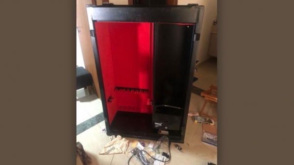 Compartimento onde estavam as armas (Reprodução/OCNET).