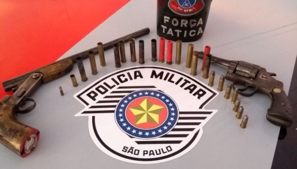 Homem tinha armas e munições em casa, e foi preso após denúncia de disparos, em meio a discussão familiar. (Foto: Cedida/PM).