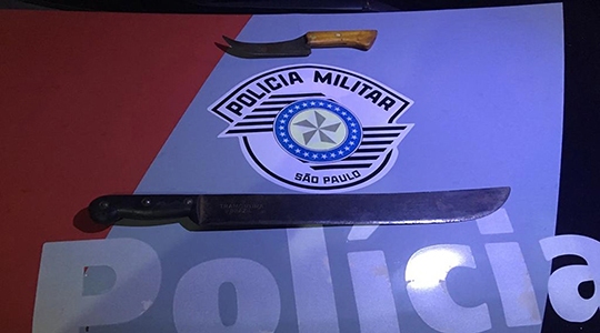 Faca e facão que teriam sido usados pelo agressor, contra as quatro vítimas da mesma família, foram apreendidos pela Polícia Militar (Foto: Cedida/PM).