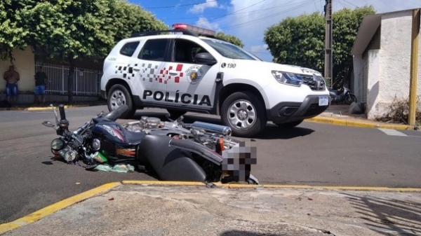 Motociclista morre em acidente na rua Paineira, em Osvaldo Cruz. (Foto: Cristiano Nascimento/ Portal Metrópole de Notícias).