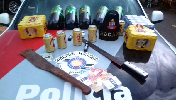 PolÃcia Militar prende quatro pessoas na Vila Santa Helena, em Osvaldo Cruz, envolvidas em roubo praticado em Lucélia (Foto: Cedida/PM).