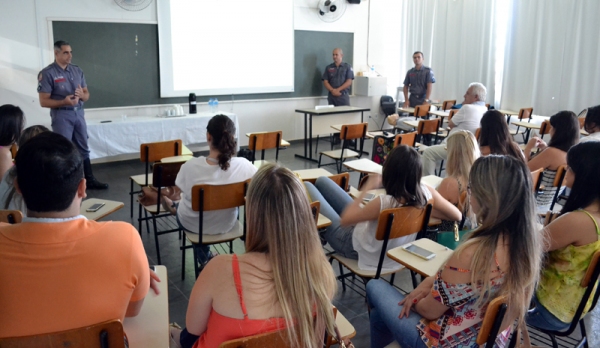 Bombeiros Marcelo Alvarenga, Vanderlei Galdino de Oliveira e Carlos Eduardo Ebeling durante palestra (Foto: Priscila Caldeira)