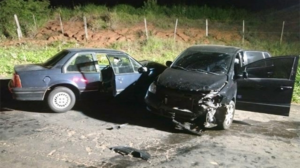 Colisão em vicinal envolveu dois veículos e deixou quatro pessoas feridas.  Foto: João Mário Trentini)