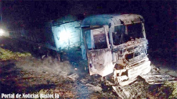 Veículo ficou destruído após o incêndio, na rodovia Bastos/Rancharia. Motorista não teve ferimentos (Foto: Site Bastos Já).