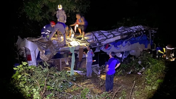 Situação final do ônibus, após sair da pista, cair em ribanceira e capotar (Foto: PRE/PR).