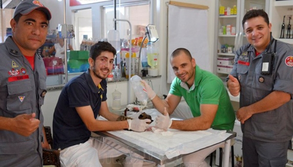 Bombeiros que participaram do resgate e os veterinários Felipe Pinto Soares e Wilson Aguiari (Fotos: Site Mais Tupã).