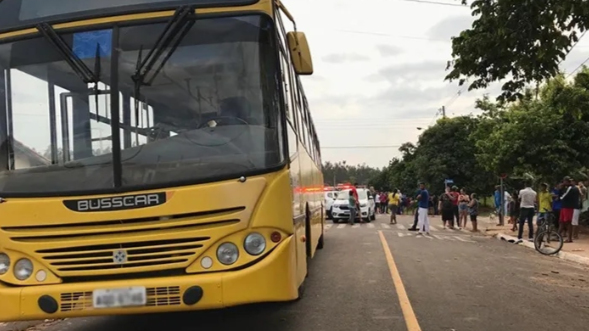 Ônibus envolvido no atropelamento (Foto: Rafael Massarotte/Folha Regional Pacaembu).