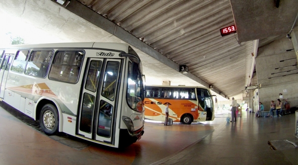 Para ter direito, é preciso reservar a passagem com 24 horas de antecedência na empresa e chegar à plataforma meia hora antes do embarque (Foto: Acácio Rocha).