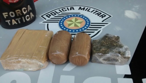 Passageira de ônibus rodoviário é presa pela PM com maconha, crack e cocaína na bagagem (Foto: Cedida/PM).