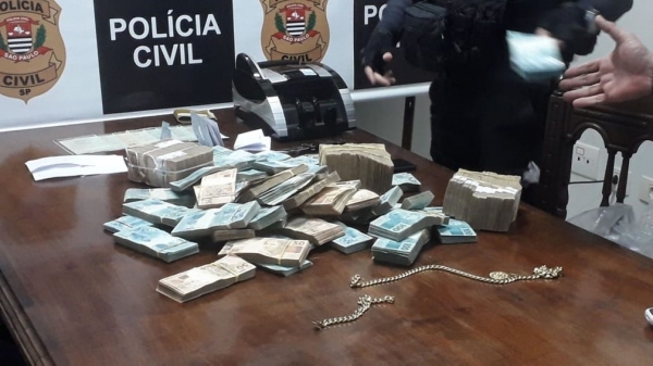 Em Tupi Paulista, policia encontra mais de meio milhão de reais em dinheiro, no imóvel de um dos investigados (Divulgação/Polícia Civil).