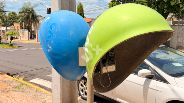 Dois dos equipamentos na Avenida Rio Branco, em Adamantina (Siga Mais).