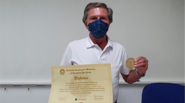Osmar de Oliveira Ramos recebe diploma e medalha do Cremesp (Foto: Franciele Valeze).