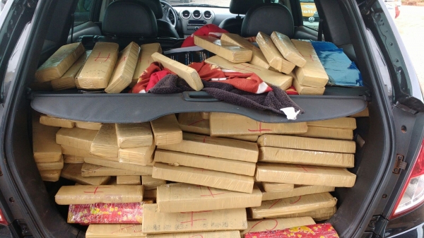 Porta-malas do veículo estava tomado por tabletes de maconha, que totalizaram 462 quilos (Foto: Cedida/Polícia Militar).