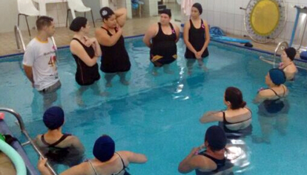 Entre os atendimentos, estudantes orientaram as pacientes quanto à importância da execução do autoexame e esclareceram os benefícios do diagnóstico precoce (Foto: UniFAI).