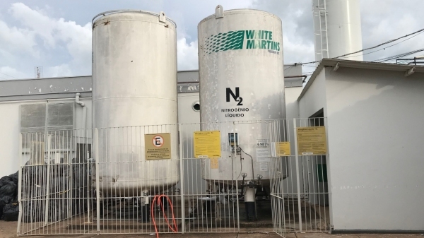 O oxigênio medicinal usado pela Santa Casa de Adamantina é armazenado em tanques, abastecido periodicamente pela empresa fornecedora (Foto: Siga Mais).