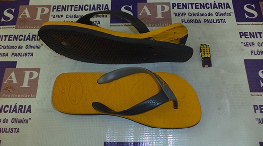 Placa de celular era levada no chinelo e foi descoberta durante procedimento de revista aos visitantes dos presos, na Penitenciária de Flórida Paulista (Foto: Cedida/SAP).
