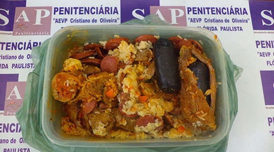 Na marmita, carne recheada com placas de aparelhos celulares (Foto: SAP).