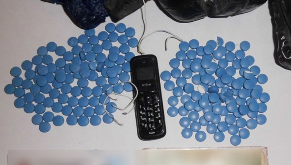 Um dos flagrantes do fim de semana foi de mulher que tentou entrar na Penitenciária de Lucélia com celular e comprimidos introduzidos no corpo (Foto: Cedida/SAP).
