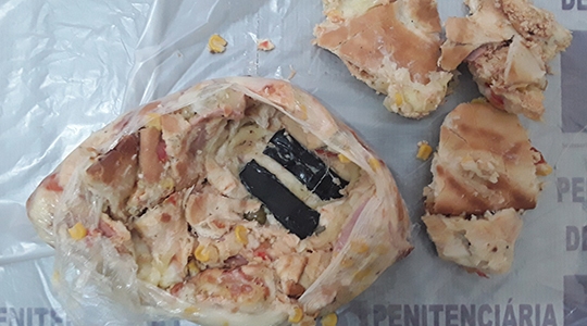 Pizza com placas de celular foi interceptada cm visitante que tentava ingressar em penitenciária com objeto proibido (Foto: SAP).