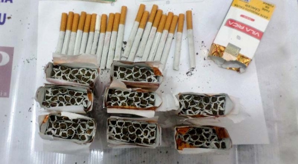 Maço de cigarros com maconha, apreendidos com visitante de preso, na Penitenciária de Pacaembu (Foto: Cedida/SAP).