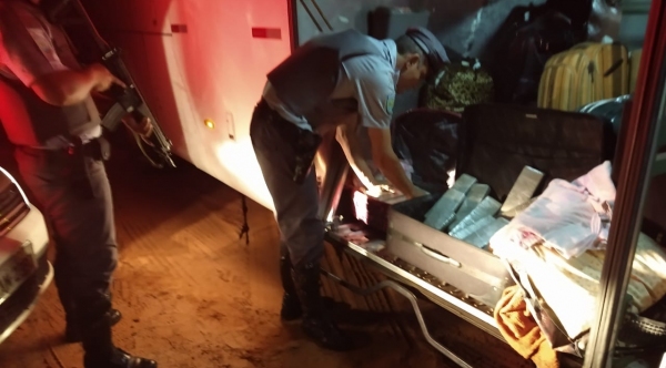 Droga foi encontrada pelos policiais junto à bagagem da mulher (Foto: Cedida/PM Rodoviária).