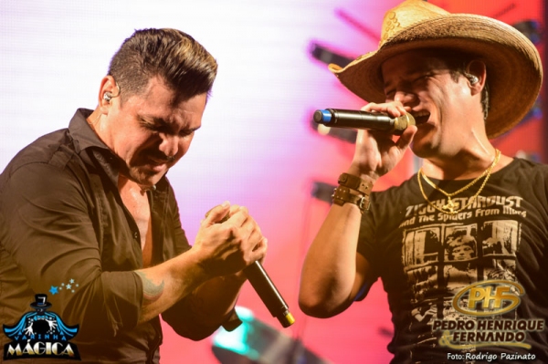 Pedro Henrique e Fernando sobem ao palco do Poliesportivo, hoje, na penúltima noite da ExpoVerde 2015 (Forto: Divulgação)