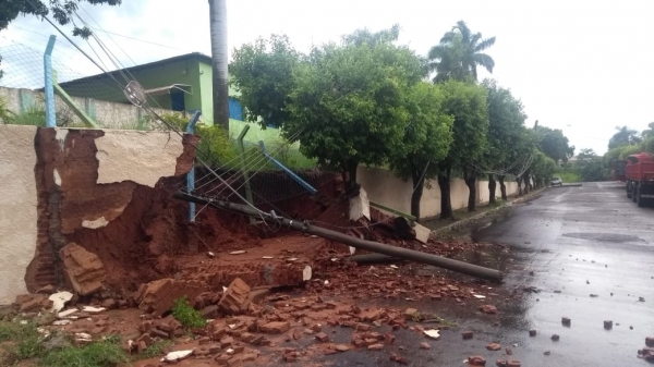 Um dos pontos mais afetados foi a Casa da Criança, onde o muro de fechamento do local cedeu, derrubando ainda postes localizados na via pública (Reprodução: Folha Regional Pacaembu).