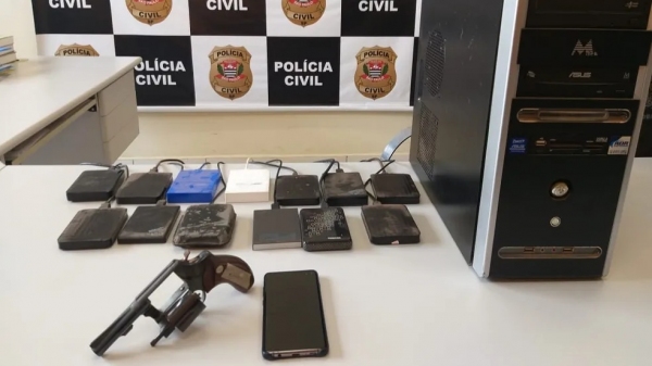Parte dos materiais apreendidos pela manhã na operação (Divulgação/Polícia Civil).