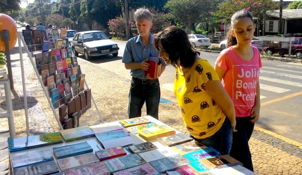 Foi feita a troca de 115 livros entre 22 pessoas, no último sábado (Foto: Assessoria de Imprensa).