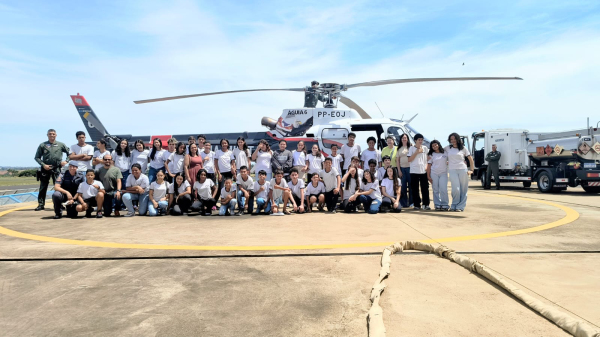 Grupo da Escola Helen Keller na Base do Helicoptero Aguia da Policia Militar em Presidente Prudente (Cedida).