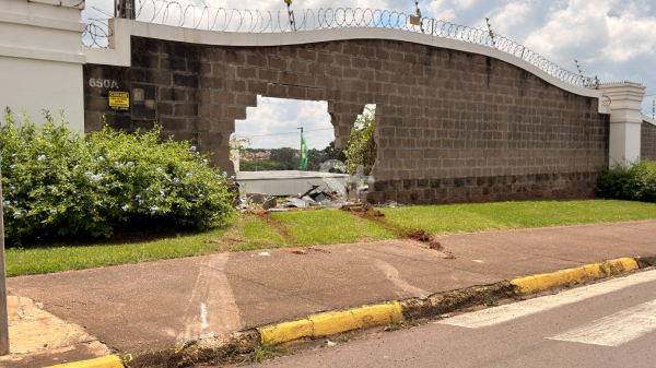 Muro danificado no condominio (Siga Mais).