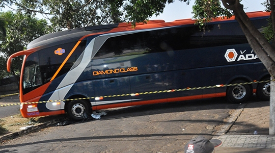 Funcionário da empresa morreu esmagado ao fazer manutenção no ônibus (Reprodução: Jornal O Pacaembuense).